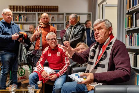 Die polnische Fußballerlegende Włodzimierz Lubanski (rechts) besucht im Deutschen Polen-Institut die laufende Fußballausstellung und spricht mit Fans. © Marc Wickel