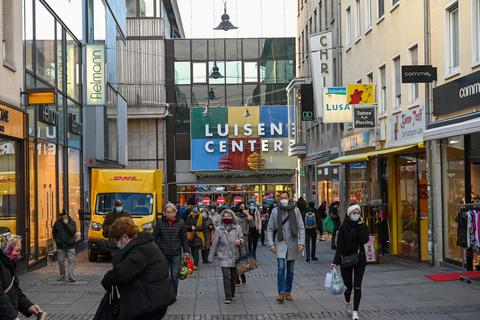 In der Darmstädter Innenstadt ist immer viel los – zumindest, wenn die Geschäfte geöffnet haben. Archivfoto: Dirk Zengel