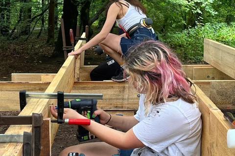 Im Jugendhof Bessunger Forst bauen Jugendliche ein Baumhaus. Eine solide Unterkonstruktion macht das Baumhaus auch mit dem E-Rolli über eine Rampe befahrbar. Foto: Jugendhof Bessunger Forst