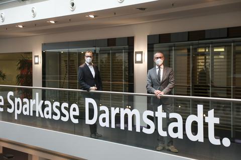 Die Vorstände Sascha Ahnert (links) und Jürgen Thomas haben die Sparkasse gut durchs vergangene Jahr gebracht. Foto: Guido Schiek