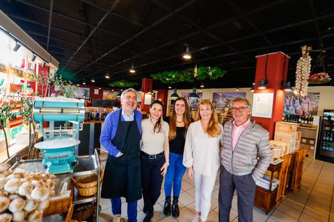  In Bessungen hat jetzt das Spezialitäten-Geschäft Vinoteca Carrocchia geöffnet. Darüber freuen sich Pasquale, Flora, Chiara, Sandra und Orlando Carroccia. 