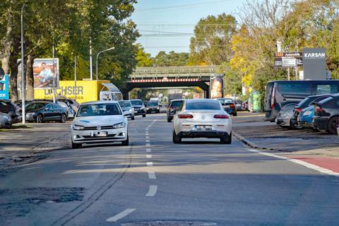 In der unteren Pallaswiesenstraße sind vor zwei Jahren zwei Männer in ein dort stehendes Auto gestiegen. Laut Staatsanwaltschaft haben sie ausgenutzt, dass der Fahrer in dem Moment nichts dagegen tun konnte. In Deutschland kann das strafbar sein. Foto: Marc Wickel