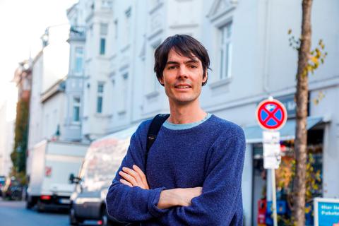 Regisseur Anatol Schuster während einer Drehpause im Martinsviertel.