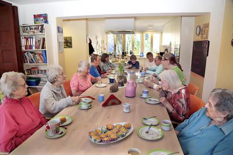 Die Demenz-WG in der Villa Mathildenhöhe gibt es schon seit 2006. Hier sitzen die Bewohner beim täglichen gemeinsamen Nachmittagskaffee beisammen. Andreas Kelm