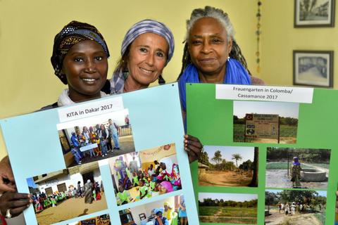 Fotos von früheren Hilfsprojekten zeigen (von links) Aida Diop, Siglinde Bordon und Isis Noor Yalagi.  Foto: Dagmar Mendel  Foto: Dagmar Mendel