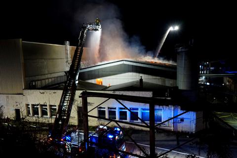 Das brennende Fabrikgebäude in Eberstadt.