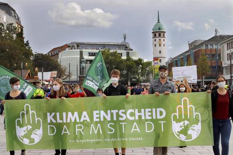 Immer wieder dringt die Gruppe Klimaentscheid auf eine rasche Umsetzung von Klimaschutzzielen in Darmstadt, zuletzt auf einer Demonstration Ende August. Archivfoto: Andreas Kelm
