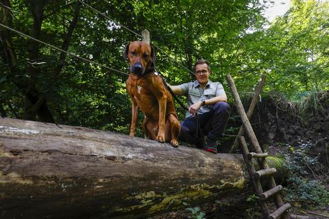 Darmstadts neuer Waldpädagoge Hendrik Barthelmes mit Hund Buddy auf dem Fabiennesteig nahe des Kalkofens. Foto: Guido Scihek