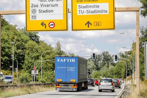 Hat der Lastwagen einen Lieferauftrag in Darmstadt, oder nutzt er die Innenstadt als Transitstrecke? Das lässt sich nur durch Kontrollen feststellen. Foto: Torsten Boor 