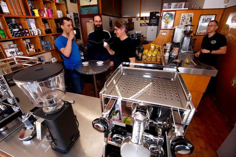 Kaffeetrinken wird nie altmodisch, da sind sich die Inhaber Peter Feucht (Zweiter von links) und Giacomo Nigro (rechts) - hier beim Probieren mit Kunden - einig. Foto: Andreas Kelm 