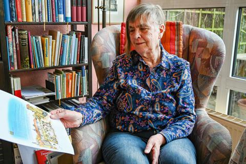 Friedel Lausberg mit einer Illustration zu ihrem Buch. Foto: Dirk Zengel