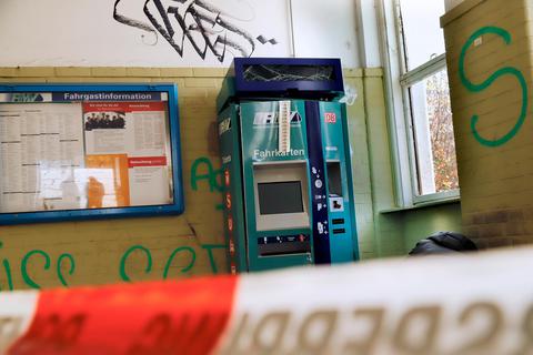 Um an das Geld in dem Fahrkartenautomaten am Nordbahnhof zu kommen, rückte ein kriminelles Duo dem Apparat mit Gewalt zu Leibe. Archivfoto: Andreas Kelm 