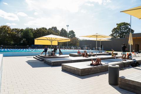 Erst eine Runde schwimmen und dann ein Nickerchen unterm Sonnenschirm im DSW-Bad im Bürgerpark.