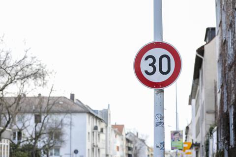 Geschwindigkeitsschilder mit Reizpotenzial: Tempo 30 auf Hauptverkehrsstraßen ist für Autofahrer nicht immer ein Segen – Anwohner wiederum begrüßen die Lärmreduzierung. Diese muss aber auch messbar nachgewiesen werden. Foto: Guido Schiek