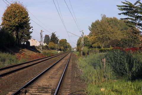 Die Bahn will Lärmschutzwände zwischen Kranichstein und Arheilgen auf der Strecke östlich des Nordbahnhofs errichten.                
