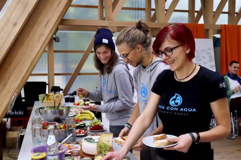 Lassen sich das Frühstück am Osthang schmecken – und unterstützen die Arbeit von Viva con Agua: Freya Magnet, Daniel Michael Müller und Emilija Scharfenort (von links). Foto: Andreas Kelm  Foto: Andreas Kelm