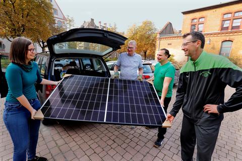 So einfach kann's gehen: Darmstädter Bürger bekommen Sonnenmodule für den eigenen Balkon, eine Aktion der Klimaschutzgruppe "Heinerenergie" aus dem September.  Archivfoto: Andreas Kelm 
