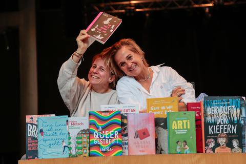 Meike Heinigk (links) und Ilona Einwohlt haben das Programm fürs Festival "Huch , ein Buch!" zusammengestellt. Am 22. Mai geht es los.