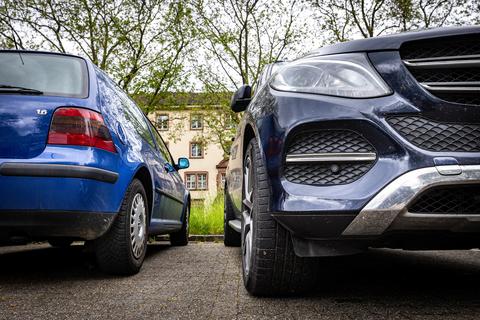 Wer größer parkt, muss auch mehr zahlen? Der Deutsche Städtetag fordert teurere Parkgebühr für SUV-Fahrer, denn jeder dritte neu zugelassene Wagen ist ein SUV.