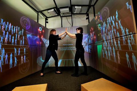 Im Showroom für "Serious Games" der Technischen Universität demonstrieren die Doktorantinnen Katrin Hofmann (links) und Polona Caserman Übungen eines Fitness-Spiels.  Foto: Andreas Kelm 