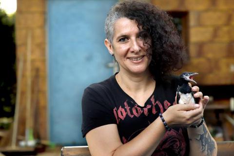 Lisa Stallzus ist die Leiterin des Tier- und Naturschutzprojekts „Die Feder“. Einer ihrer Neuzugänge in der Vogel-Auffangstation ist der kleine Elster-Ästling, der auf der Straße gefunden wurde. Foto: Andreas Kelm