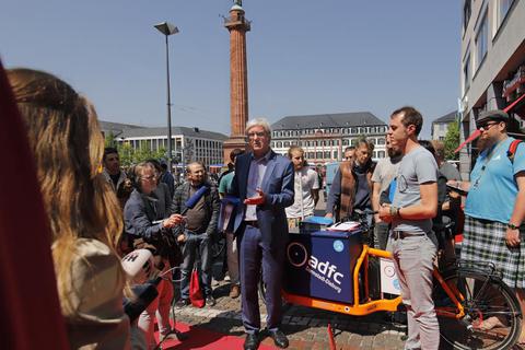 Mit massivem Rückenwind rollten die Aktivsten vom "Radentscheid" zum Amtssitz von Oberbürgermeister Jochen Partsch. Der nahm 11 226 Unterschriften für ein Bürgerbegehren entgegen. Foto: Andreas Kelm 