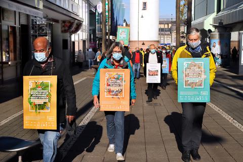 Für ein Lieferkettengesetz demonstrieren Mitglieder von Amnesty International, Attac, Greenpeace und Verdi.  Foto: Andreas Kelm 