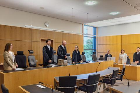 Die Schwurgerichtskammer des Darmstädter Landgerichts, mit dem Vorsitzenden Richter Volker Wagner, hielt die Notwehr-Version des 41 Jahre alten Angeklagten für unglaubwürdig.