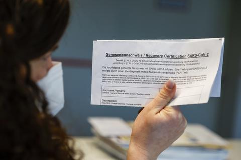 Einen Genesenen-Status bekommen Personen, die an Corona erkrankt waren und das per PCR-Test nachweisen können. Wer allein anhand von Antikörpern im Blut feststellt, dass er wohl unbemerkt erkrankt war, bekommt den Nachweis nicht.            Foto: Guido Schiek