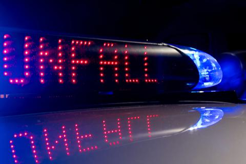 Ein Blaulicht mit der Leuchtschrift "Unfall". Symbolfoto: dpa