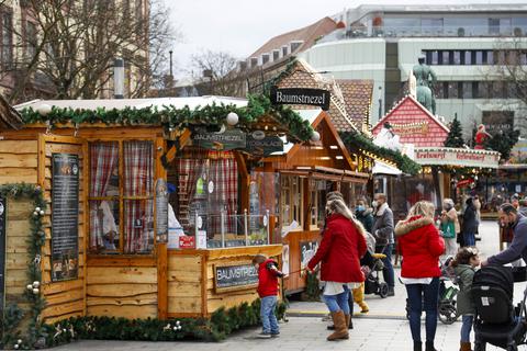 Auf dem Friedensplatz hatten die Anbieter von Essen und Getränken ihr Areal.           Foto: Guido Schiek