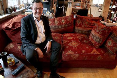 Eigentlich ist es ein Sofa, um darauf zu liegen, erklärt Michael Siebel, Oberbürgermeister-Kandidat der SPD. Das etwas hellere Kissen hinter ihm ist von seiner Oma. Foto: Andreas Kelm 