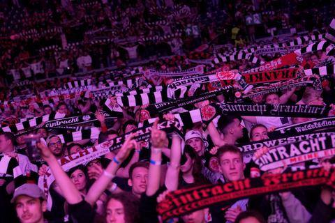 30.000 Fans haben im Deutsche Bank Park in Frankfurt die Eintracht während des DFB-Pokalfinalspiels gegen RB Leipzig unterstützt. Auch nach der 2:0-Niederlage feiern die Fans ihre Mannschaft.