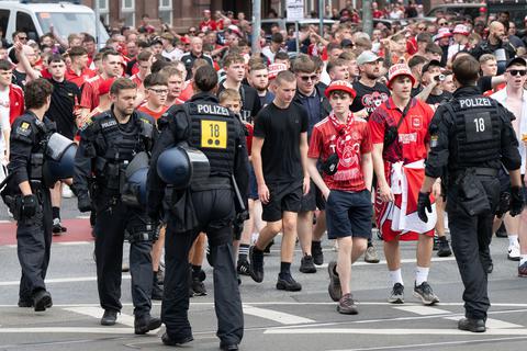 Aberdeen-Fan wirft Pyro in Frankfurt-Block