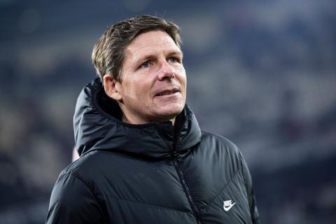 Frankfurts Trainer Oliver Glasner steht vor einem Spiel im Stadion.