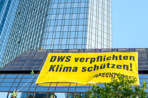 Ein Greenpeace-Banner „DWS verpflichten Klima schützen!“ hängt an einem Gebäude der Deutschen Bank. Die Deutsche Gesellschaft für Wertpapiersparen (DWS) ist verantwortlich für den Geschäftsbereich Asset Management der Deutschen Bank. 