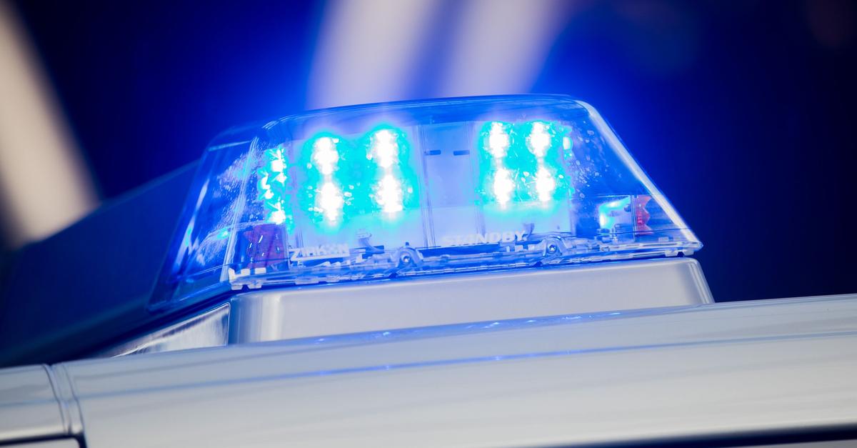 Firefighters extinguish burning car in Darmstadt