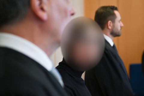 Der angeklagte ehemalige Frankfurter Oberstaatsanwalt (M) steht im Gerichtssaal des Landgerichts.