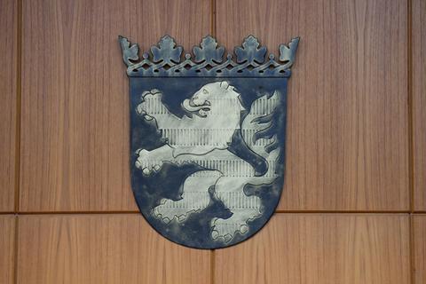 Sven B. ist vom Frankfurter Landgericht – hier ein Wappen mit dem Hessen-Löwen in einem Gerichtssaal – zu einer langen Haftstrafe verurteilt worden.
