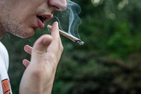 Der Konsum von Cannabis steigt bei Jugendlichen an, zeigt eine Studie der Bundeszentrale für gesundheitliche Aufklärung.