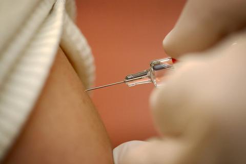 Ein Frau wird geimpft. Symbolfoto: dpa