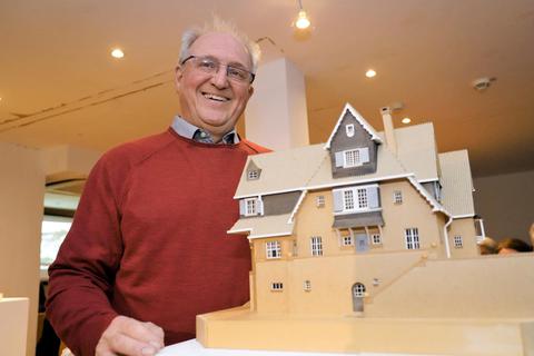 Professor Frank Oppermann vor einem Modell eines von Heinrich Metzendorf entworfenen Hauses. © Thomas Zelinger