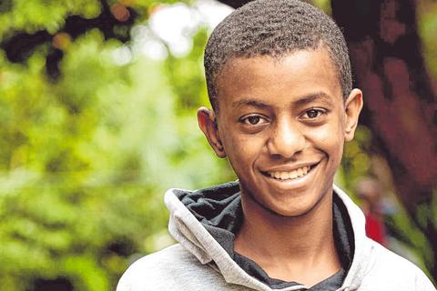Der junge Miftah aus Äthiopien litt in seiner Kindheit an Ohrenschmerzen, sein Hörvermögen wurde immer schlechter. Eine Operation sorgte dafür, dass er wieder gut hören kann. Foto: CBM
