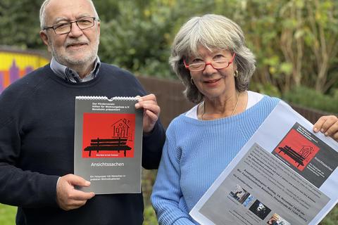 Rolf Müggenburg und Elke Ditter präsentieren den Foto-Kalender des Vereins Hilfen für Wohnungslose. Die Aufnahmen darin stammen von Wohnungslosen, mit ihren Bildern wurde auch eine Ausstellung bestückt, die am Montag eröffnet wird. © Verein