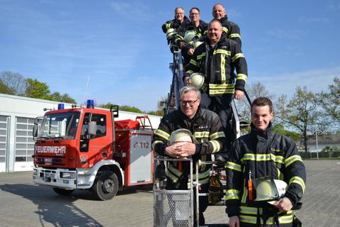 Bei der Freiwilligen Feuerwehr Bensheim-Mitte absolviert Fabian Menzel (vorne rechts) sein Freiwilliges Soziales Jahr. Feuerwehr