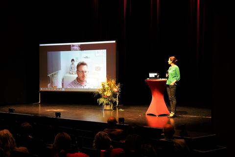 Einen Vortrag mit dem digital zugeschalteten Palliativmediziner Sven Gottschling begleitete Akademie-Leiterin Swantje Göbel. Foto: Thomas Zelinger