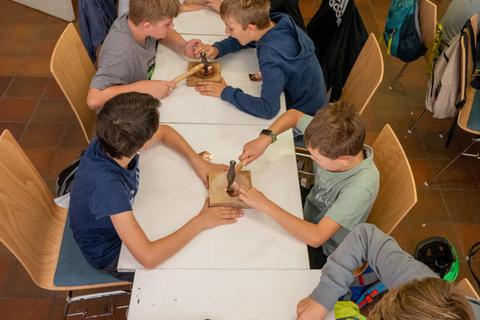 Bei den städtischen Ferienspielen waren die acht bis zehn Jahre alten Kinder im Museum zu Gast: Sie schmiedeten Kupferblech wie früher die Kelten. Thomas Neu