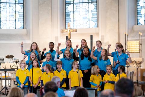 Der Kinderchor von Ronald Ehret präsentierte in Sankt Georg ein Lied für Frieden und Völkerverständigung – in den Farben der ukrainischen Flagge. Foto: Thomas Neu