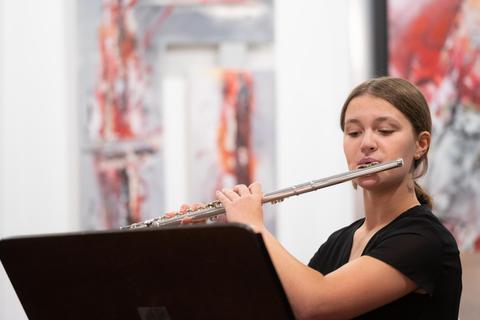 Die Musikschule hatte am Freitag zum Konzert ins Eysoldt-Foyer eingeladen. Mit dabei war auch Theresia Hebling (Querflöte). Foto: Thomas Neu