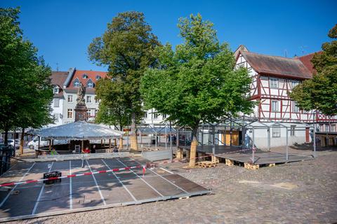 Auf dem Marktplatz haben die Aufbauarbeiten für das Winzerdorf begonnen. Das Bergsträßer Winzerfest wird am 2. September eröffnet. Thomas Neu